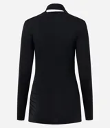 Blusa entallada de microfibra color blanco, con escote en V, mangas largas y detalle de frunces en los laterales. Presenta un lazo integrado en el cuello que permite anudarlo, aportando un toque sofisticado al diseño.