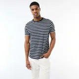 Camiseta de manga corta con diseño de rayas horizontales en azul marino y blanco, cuello redondo y corte estándar.