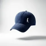 Gorra de jean color azul marino con visera curva y logo bordado en color blanco en el panel frontal.