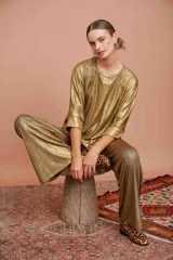 Pantalón palazzo dorado de tiro alto con cintura elástica.