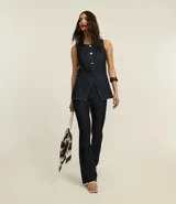 Pantalón bootcut de jeans raw con cintura alta, bolsillos delanteros y traseros, cierre con botón y cremallera.