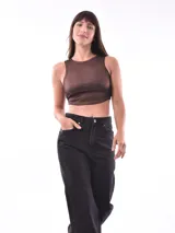 Crop top plateado de tejido acanalado, con cuello redondo y sisas anchas.