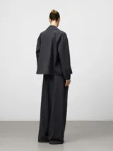Pantalón de vestir gris melange, tiro alto, con pinzas frontales y pierna ancha y recta.