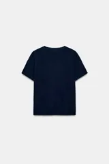 Jersey de punto de cuello redondo y manga corta, con diseño minimalista y textura suave.