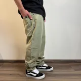 Jean mom oversize de hombre, color celeste claro con efecto acid wash.