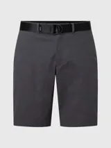 Shorts de corte slim color gris oscuro, confeccionados en sarga de algodón con elasticidad. Presentan talle medio, bragueta con cremallera, bolsillos laterales y de ojal en la parte trasera. Incluyen un cinturón con hebilla en forma de D.