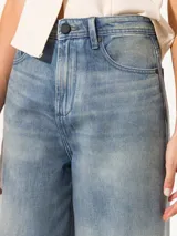 Pantalón de jean celeste de corte ancho, con tiro alto y lavado claro.