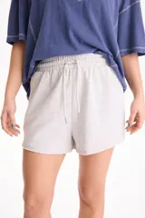 Short de felpa sin friza color gris melange, con cintura elástica fruncida y cordón ajustable.