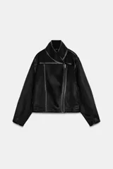 Chaqueta de corte biker con cuello solapa, manga larga y cierre frontal cruzado con cremallera. Presenta bolsillos de vivo en el delantero y detalles de costuras a contraste.