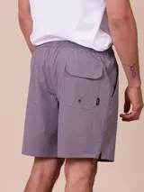 Short de baño liso azul marino de poliamida y elastano con cintura elástica, cordón ajustable jaspeado y bolsillos laterales.