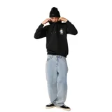 Canguro negro con capucha y cordones ajustables, cuenta con un bolsillo frontal tipo canguro y un pequeño estampado gráfico en el pecho con el logo de la marca.