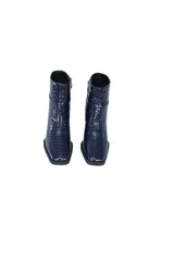 Botines azul marino con efecto croco brillante, de caña media con cierre lateral y tacón bloque negro brillante de 7 cm.