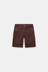 Bermuda de denim color bordó, de tiro medio y corte relaxed, con diseño de cinco bolsillos, trabillas para cinto y bajo desflecado.