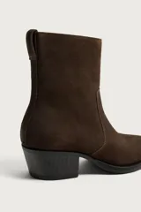 Bota de piel para hombre con acabado en serraje, diseño de caña media, punta ligeramente perfilada y tacón ancho a contraste.
