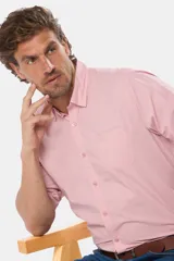 Camisa a cuadros color rosa, de manga corta, modelo slim con bolsillo, confeccionada 100% en algodón.