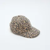 Gorra de béisbol con estampado de leopardo en tonos marrón y negro, confeccionada en tela de algodón.