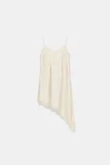 Vestido corto de satén con escote en pico y tirantes finos. Presenta aplicaciones de encaje en el escote y en el bajo, con un diseño asimétrico y abertura lateral.