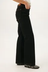 Pantalón de jean azul oscuro de corte recto.
