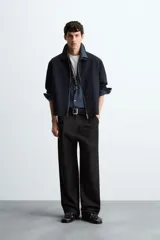 Sobrecamisa regular fit color gris oscuro, confeccionada en tejido con viscosa. Presenta cuello solapa, manga larga con puño abotonado, bolsillos de vivo en la cadera y cierre frontal con cremallera.