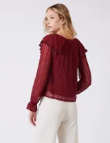 Blusa de encaje color beige, marca Cupio, con cuello a la base y escote en V con lazo de ajuste. Presenta una sobrecapa de encaje con aplique de puntilla y mangas largas de encaje floral translúcido, terminadas en puños elásticos con volado. Incluye forro interno a tono.