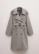 Chaqueta larga de lana 100% color gris claro, de diseño recto y doble botonadura. Cuenta con cuello de solapa con muesca, trabillas en los hombros, manga larga, dos bolsillos laterales con solapa y cinturón ajustable con hebilla. Incluye forro interior de viscosa.