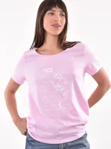 Remera rosa de corte clásico con estampado blanco del signo zodiacal Piscis.