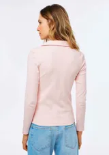 Remera estilo polo de manga larga, con cuello camisero y cierre frontal de cuatro botones, en tejido acanalado de color negro.