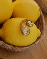 Anillo dorado con diseño irregular que simula un pétalo.