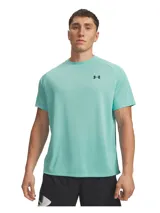 Remera deportiva Under Armour de manga corta, color turquesa, con cuello redondo y logo de la marca estampado en el pecho. Confeccionada en tejido técnico liviano y transpirable.