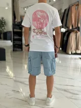 Remera blanca de corte clásico con gran estampado en la espalda que incluye diseño de busto clásico en círculo rosado y la inscripción "Turk Oficial Special Crew".