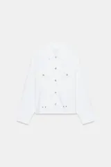 Sobrecamisa de denim blanca con cuello solapa, manga larga, bolsillos de plastrón con solapa, bajo deshilachado y cierre frontal con botones metálicos.