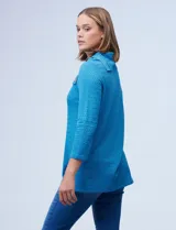 Blusa celeste en tejido texturado, marca Ruby Rd. Cuello volcado con aplique de botones.