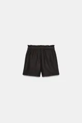 Shorts de tiro medio confeccionados en 100% lino, de color negro. Presentan cintura elástica con volado y cordón ajustable, además de bolsillos delanteros aplicados.