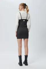 Vestido corto al cuerpo a cuadrillé blanco y negro, con cuello alto y mangas cortas.