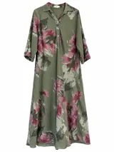 Vestido midi verde militar con estampado floral en tonos rosados, de corte evasé, con cuello camisero, escote en V con botones frontales y mangas 3/4.