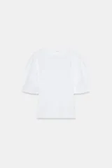 Camiseta blanca de algodón compacto, corte slim fit, con cuello redondo y manga corta abullonada.