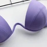 Conjunto de bikini color lila, compuesto por un soutien con aro y tirantes finos regulables, y una bombacha colaless de tiro medio.