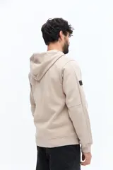 Campera con cierre de algodón y poliéster, color azul marino, con capucha ajustable mediante cordones trenzados en blanco y azul. Presenta un pequeño logo bordado en el pecho y bolsillos laterales.