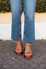 Sandalias de cuero color marrón con plataforma y taco de cuña.