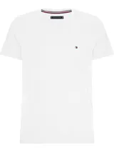 Remera de algodón con cuello en V, manga corta y corte regular. Presenta el logo de la marca bordado en el pecho y detalles distintivos en el interior del cuello.