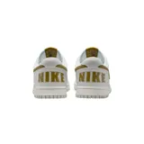 Championes Nike modelo Low Lux, color blanco con detalles en tono mostaza y suela blanca.