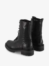 Borceguí de cuero negro de caña media con cordones frontales y suela de goma robusta. Presenta un diseño clásico con costuras visibles y tirador en el talón para facilitar el calce.