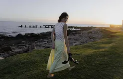 Sandalias de cuero color marrón con tira ancha sobre los dedos y tira con hebilla al tobillo. Tacón de madera.