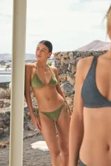 Conjunto de bikini verde militar confeccionado en lycra plush. El corpiño es de triángulo corredizo y la bombacha es vedetina. Ambas piezas tienen tiras ajustables y forrería a tono.