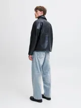 Jean de corte baggy con tiro alto y calce holgado en toda la pierna. Presenta un diseño clásico de cinco bolsillos con un lavado stonewash que le otorga un aspecto desgastado.