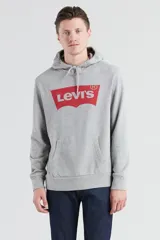Hoodie gris melange con capucha y bolsillo canguro frontal. Estampado grande del logo 'Batwing' de Levi's en color rojo desgastado en el pecho.