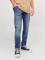 Jean de calce slim fit con tiro bajo, rodilla ceñida y abertura de pierna ajustada. Diseño clásico de cinco bolsillos y cierre con botón.