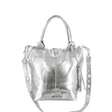 Bolso tipo shopper plateado con doble asa reforzada para llevar al hombro y correa desmontable para usar cruzado. Incluye neceser interior y cierre superior con imán doble.