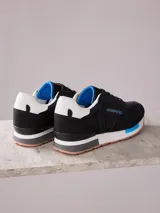 Championes urbanos color beige con detalles en azul y rojo, capellada de PU y textil, forro textil y suela de TPR.