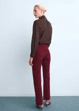 Pantalón jeans de corte recto y tiro medio, confeccionado en tejido de algodón estilo vaquero, con cierre frontal de cremallera y botón, y diseño de cinco bolsillos.